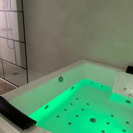 Balneotherapie Avec Exterieur Apartment Montreuil (Seine-Saint-Denis)